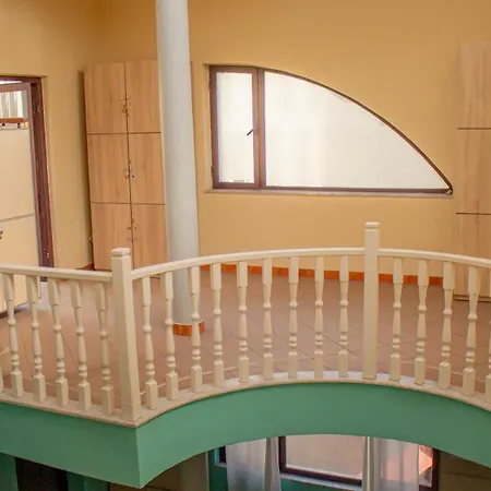 The Golden Rooster Hostel Τίρανα