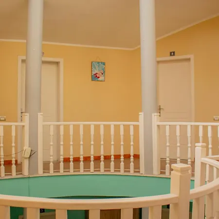 The Golden Rooster אכסניה טיראנה