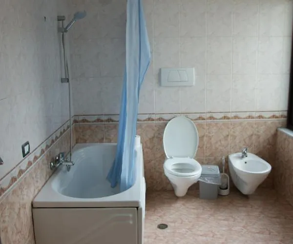 The Golden Rooster אכסניה *