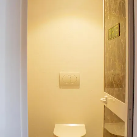 Hostel The Golden Rooster Tirana